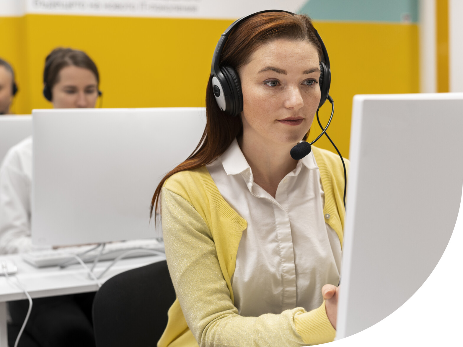 moweb-marktforschung-callcenter-kundensupport-gelber-cardigan